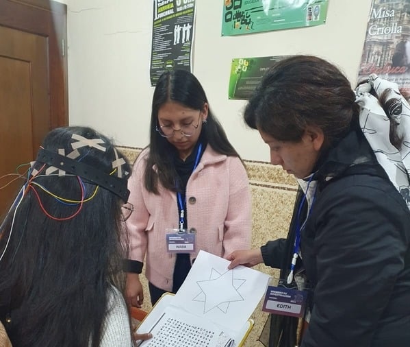 Cambios en la actividad cortical frontal, temporal y occipital durante un programa de intervención musical orientado al fortalecimiento de la atención sostenida